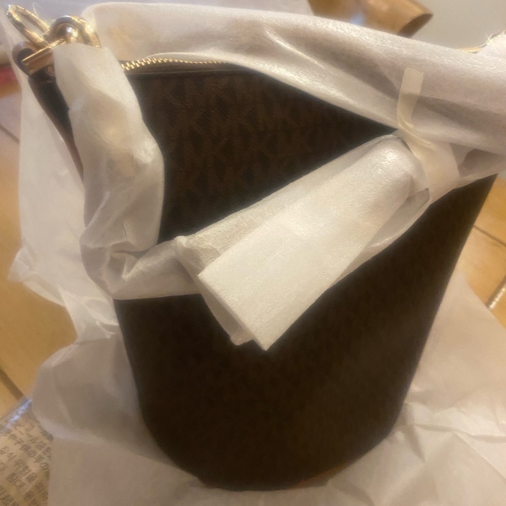 Michael Kors Brooke Medium Logo Bucket Bag Authentic New with Tags & Dust Bag - Picture 11 of 15